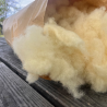 Un gonflant naturel grâce à la structure ondulée des fibres de laine des Causses du Lot.