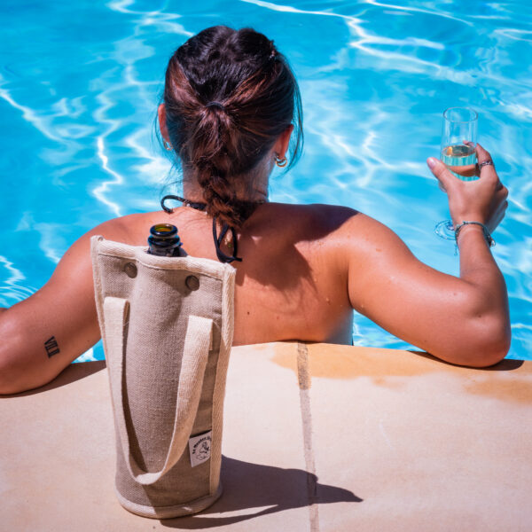 femme dans une piscine avec sac isotherme ecologique